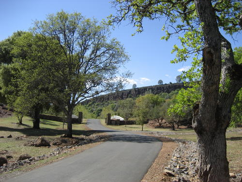 entrance drive featuring the impressive wall of rim rock california