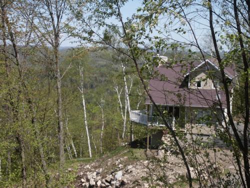 nearby home w/mountain views 
 quebec